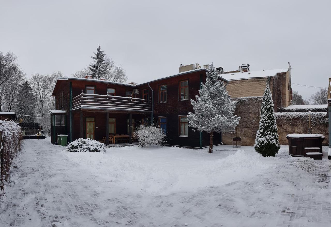 Vakantiehuis Wooden House Near Center